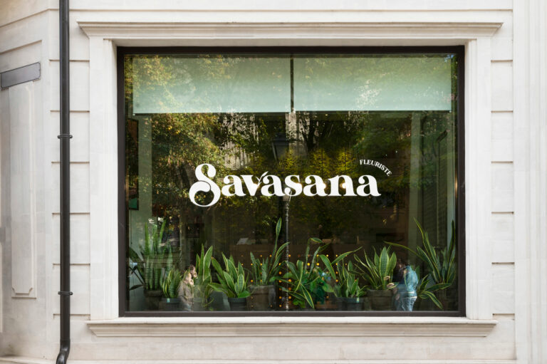 Vitrine magasin de fleurs avec logo Savasana